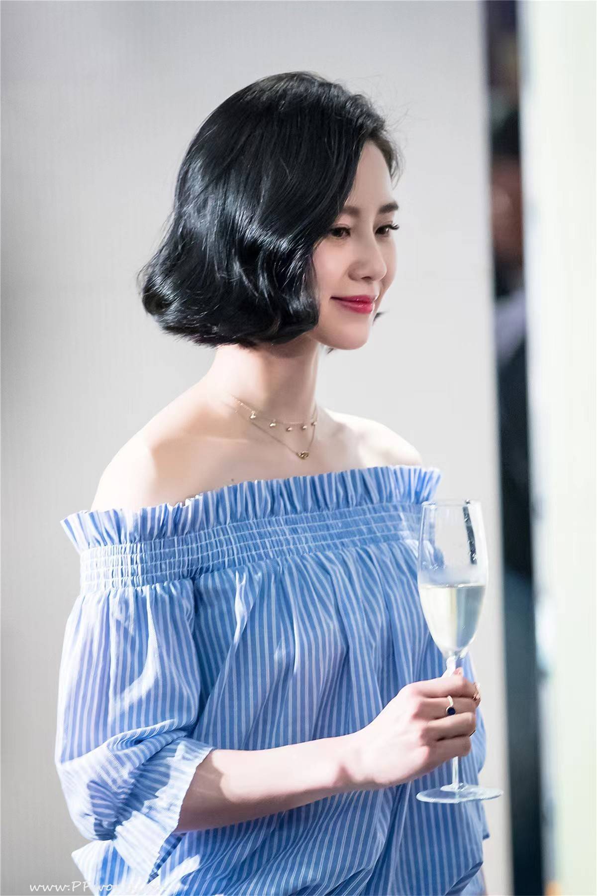 原创刘诗诗短发更美了一字领衬衫展现挺拔天鹅颈莞尔一笑优雅俏皮