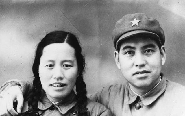 郑其贵给段龙章泡了一杯龙井,对段龙章说:"老弟啊,你没能忘记我,还