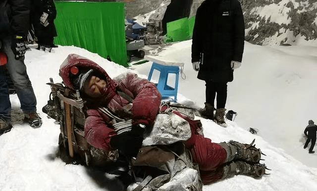 越大牌越敬业,任鲁豫古天乐吴京张译黄晓明拍戏受伤后仍坚持拍摄_电影