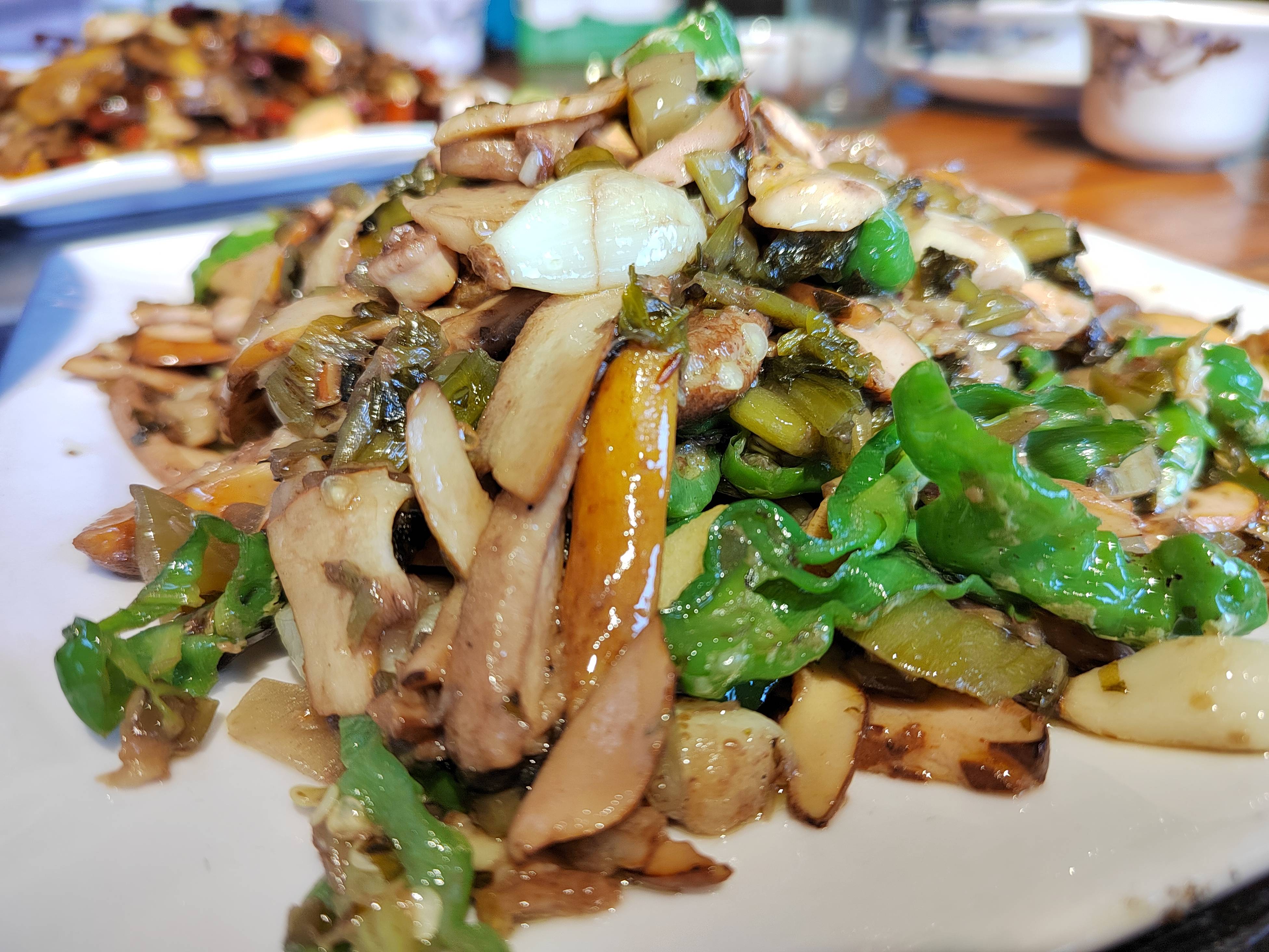 菌子越新鲜越好吃,最好去乡下吃刚刚采摘下山的_干巴菌_餐厅_牛肝菌