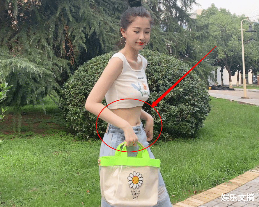 谁还在说虞书欣胖,当看到她露出腰线,男粉疯狂截图!_身材_节目_背心