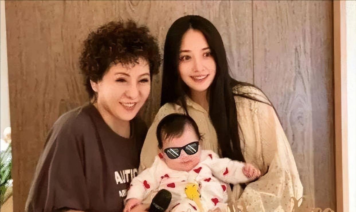 原创生女儿奖励12亿未进门郭碧婷疑产二胎男孩向佐约美女k歌被拍