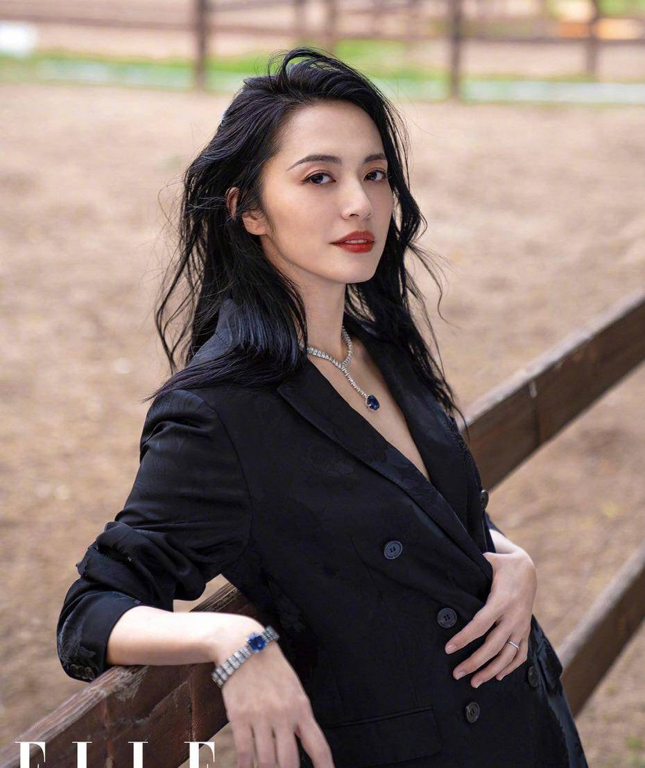 姚晨身材太 招摇 抹身材刺绣礼服演绎霸气女王 锁骨杀绝了 时尚 裙摆 领口