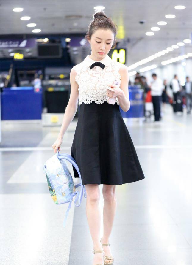 舒畅穿衣风格挺"跳脱",一身淑女打扮背个"幼儿书包",真潮_设计_感觉