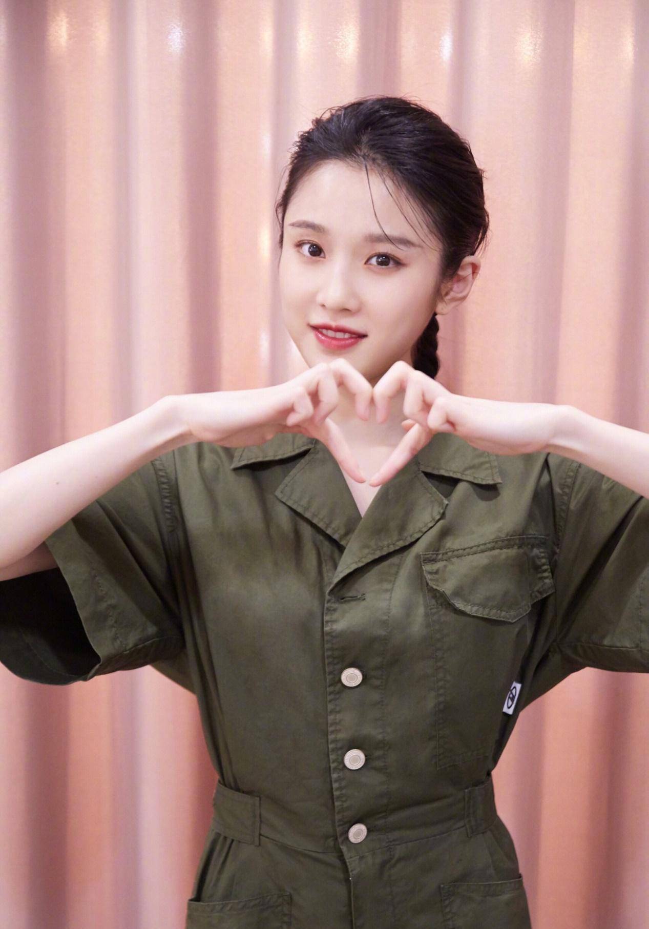 文艺片女主名不虚传,张慧雯穿搭真甜美,波点衬衫配纱裙也太仙了_时尚