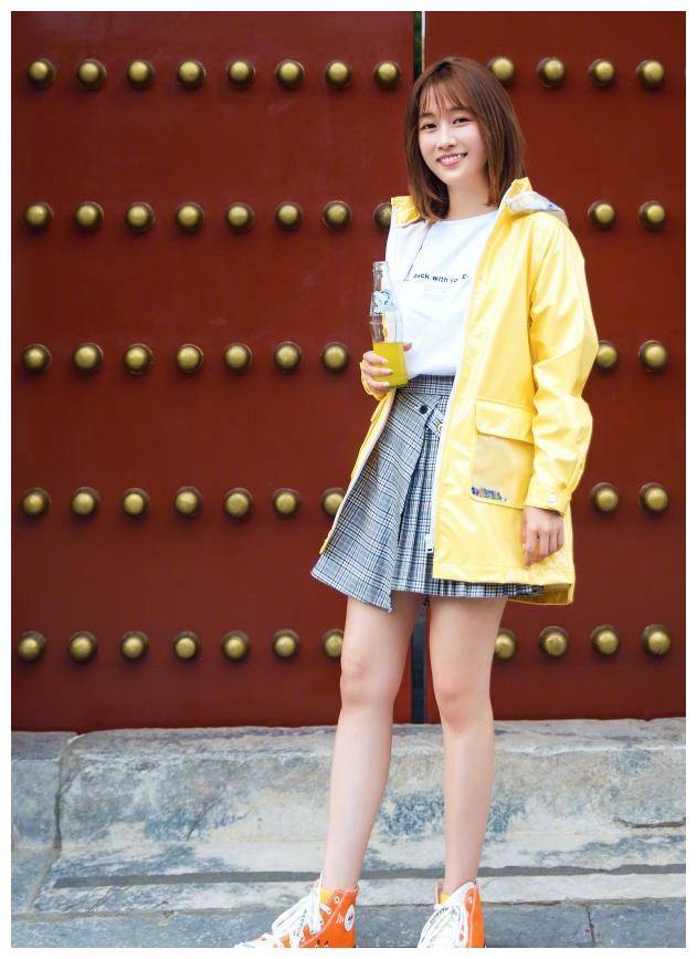 活力少女刘美含,这是什么神仙操作!_白色_穿着_成长没烦恼