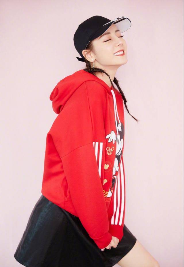 原创迪丽热巴新年新气象身穿红色米老鼠卫衣搭配黑色皮裙活力十足
