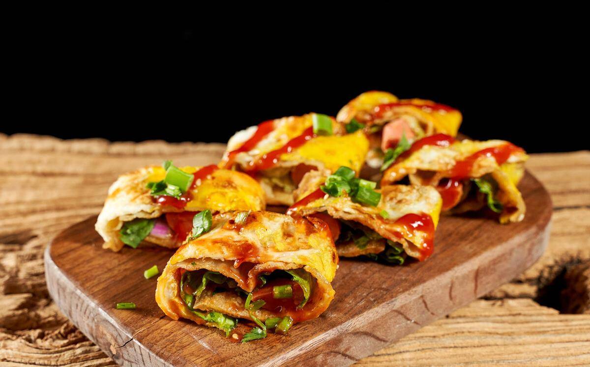 东北特色小吃烤冷面,在家用一个平底锅就可以搞定_香菜_小吃街_时候