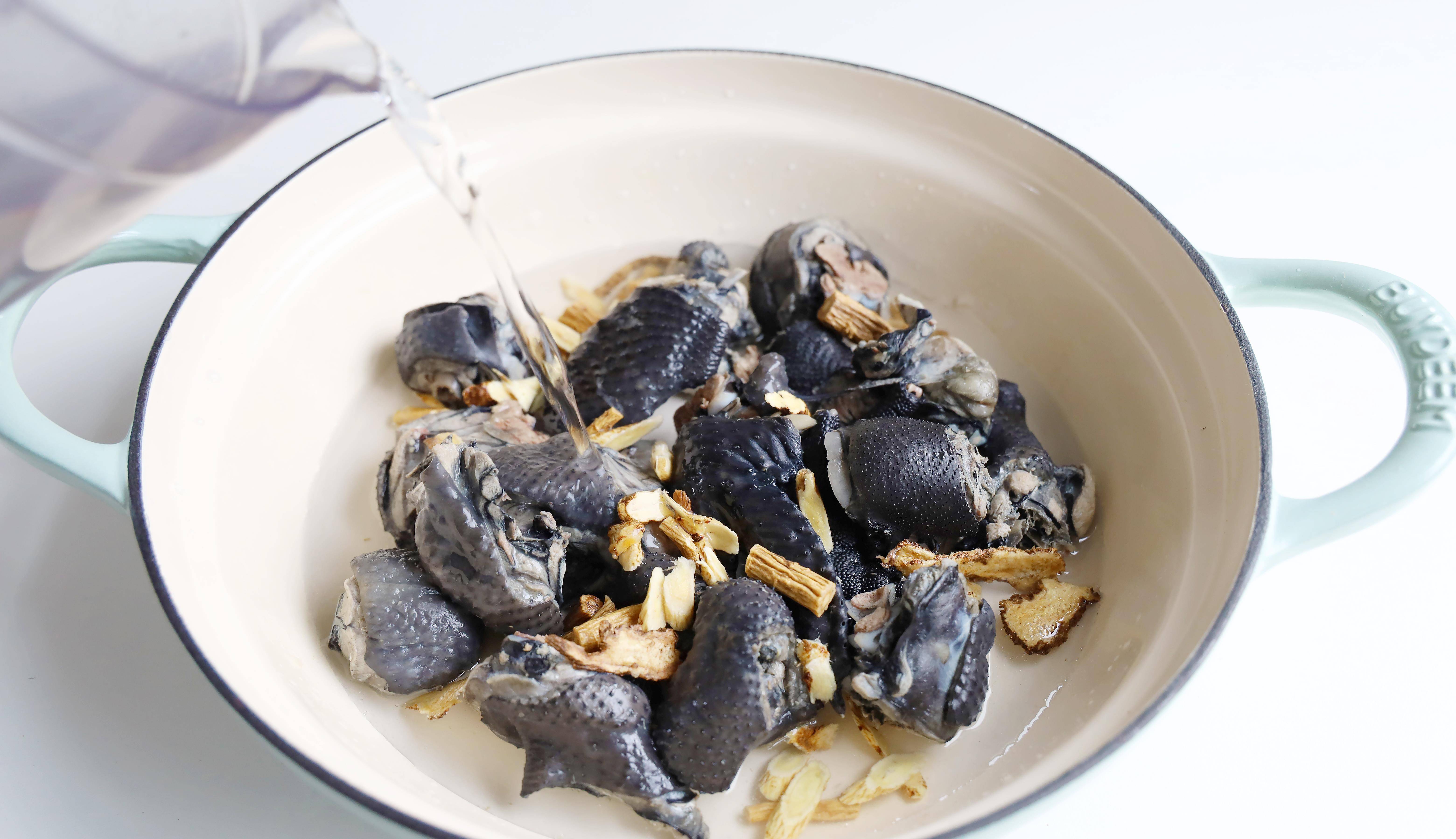 当归乌鸡汤,特别适合在姨妈期前后补身体,这样做一顿能喝3大碗_滋补