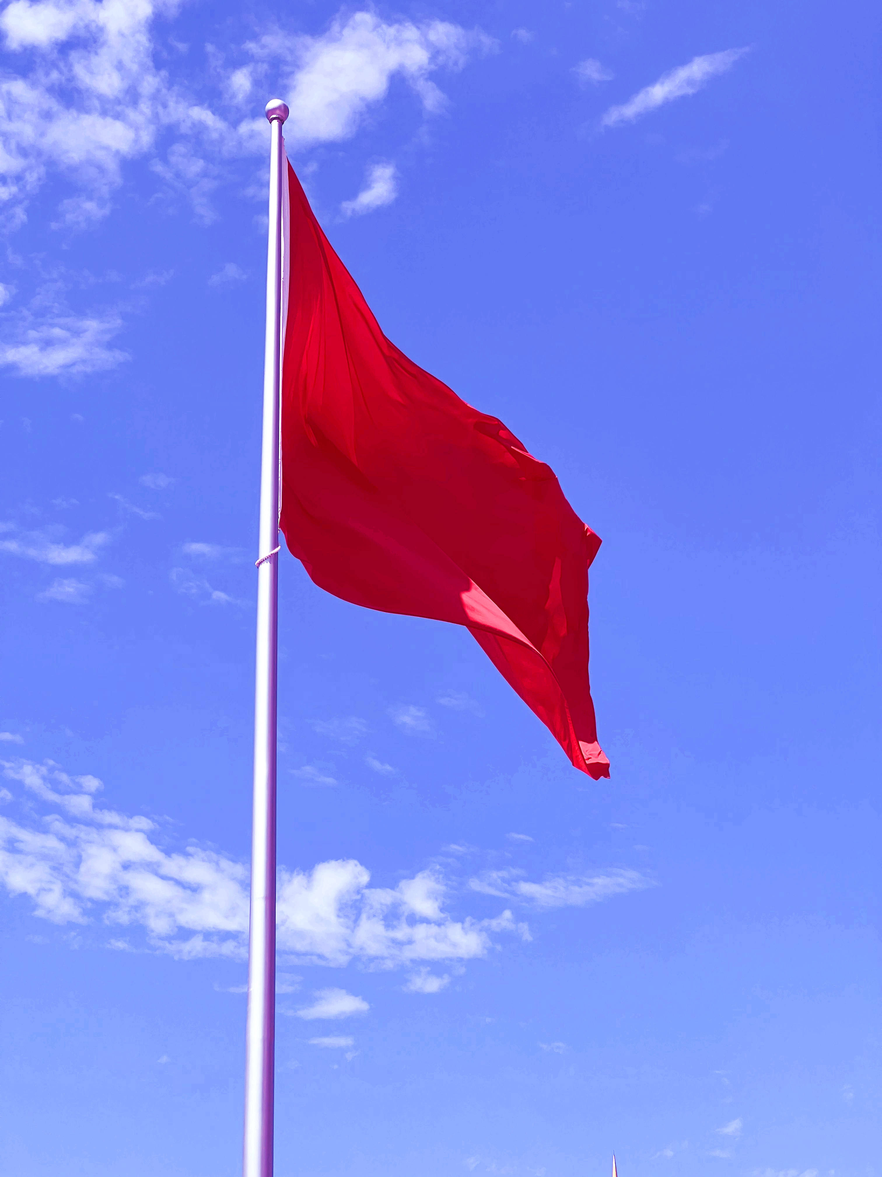 昭化卡尔广场红旗飘飘红旗长55米高33米一起来看看