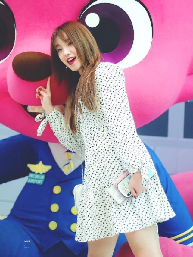 女生都嫌弃的白袜宋雨琦却很喜欢,当她换上后,穿出队里最细的腿