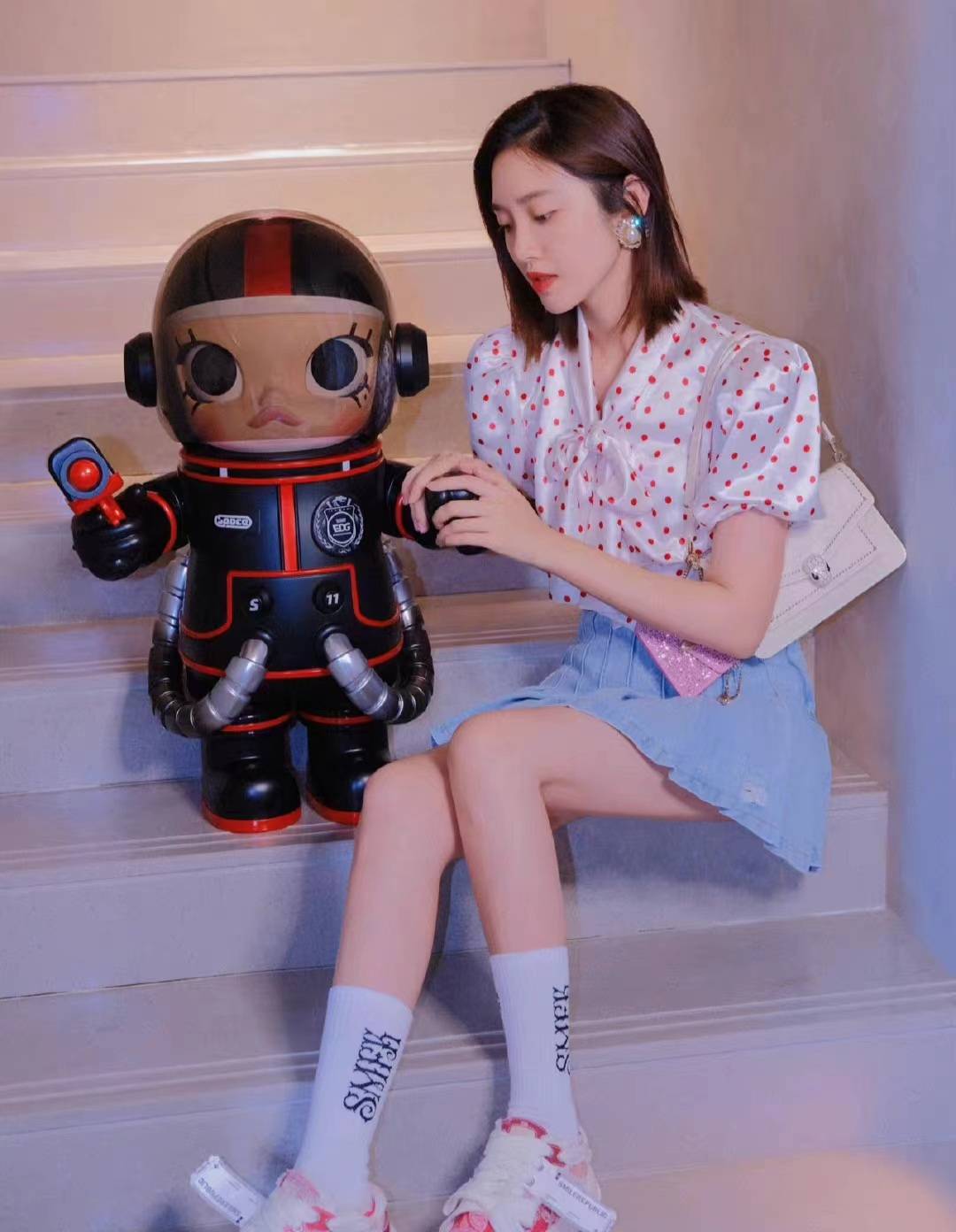 原创唐艺昕穿红色波点泡泡袖衬衫配蓝色牛仔百褶短裙甜而不腻又清爽