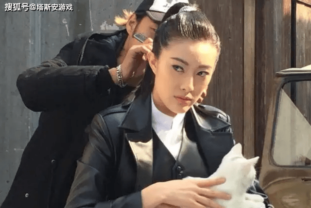 队长藤原薰子,在2015年的《野山鹰》电视剧中扮演日本女军官大鹰淑子
