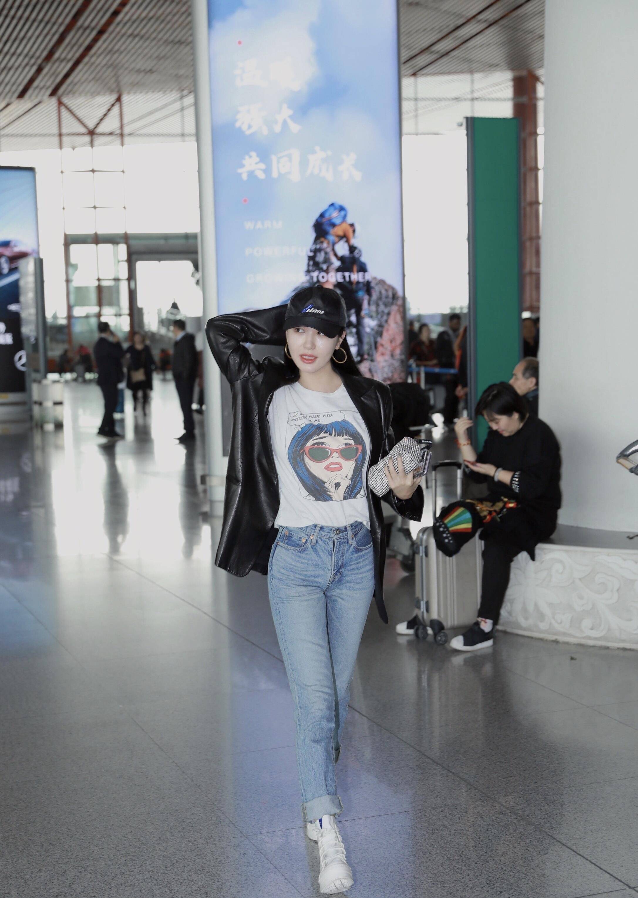 李菲儿私服出街皮衣搭白鞋这次的柯基臀姐姐帅的好迷人