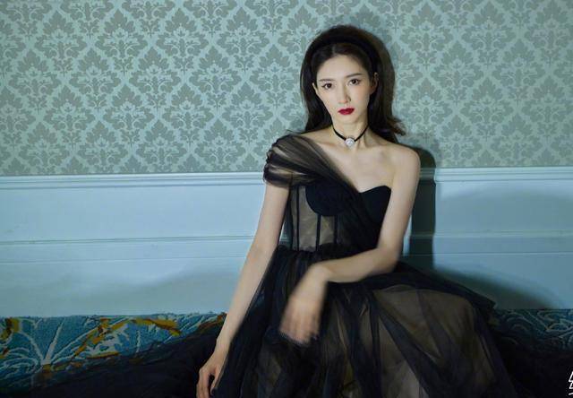 原创江疏影一袭黑纱晚礼服性感知性又诱人堪称人间最美黑天鹅