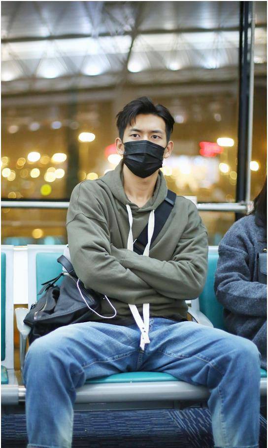 原创李现秋季明黄色毛衣穿搭与蓝色搭配尽显男友味休闲又时尚