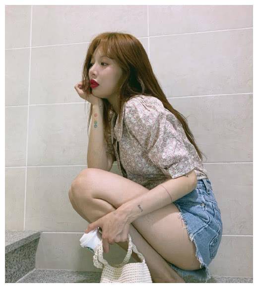 原创不忍直视如今泫雅身材圆润小肚腩明显嘴巴又是咋回事