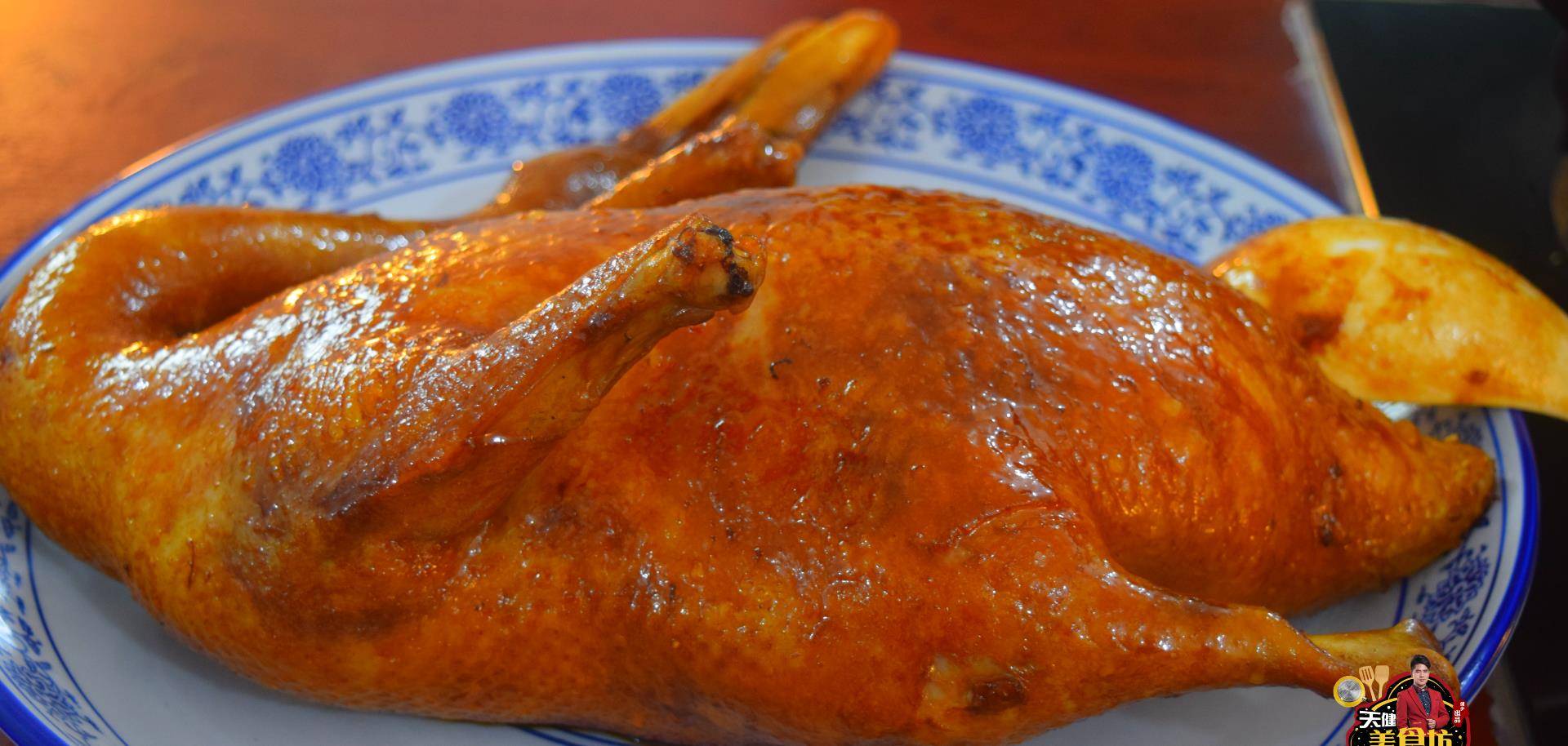 这样一道简单美味,好吃又馋人的【豉油鸭】就制作完成了,喜欢这道菜的