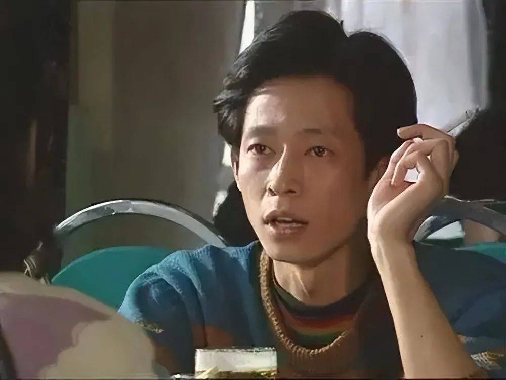 他饰演的方言,顶着一头爆炸的知青发型,穿着永远比自己大的西装外套