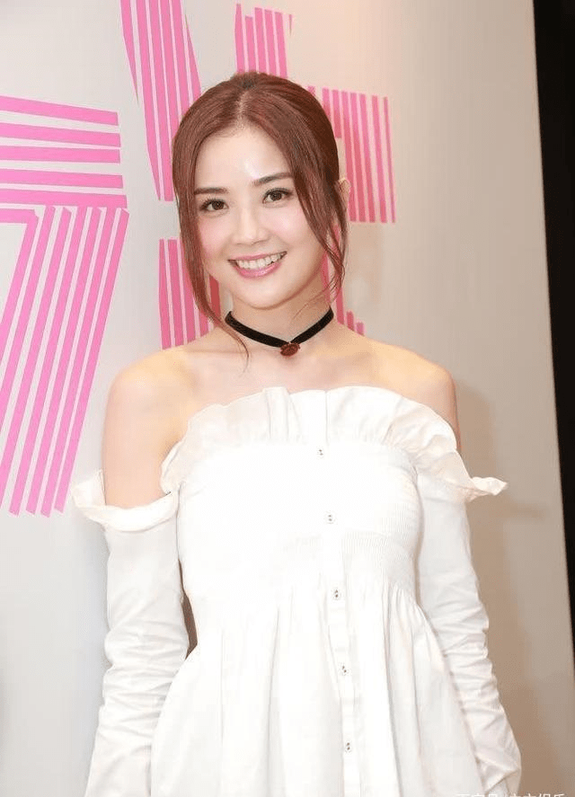 原创阿娇和阿sa现身酒吧，阿娇的疑似男友也在现场，网友：比前夫强