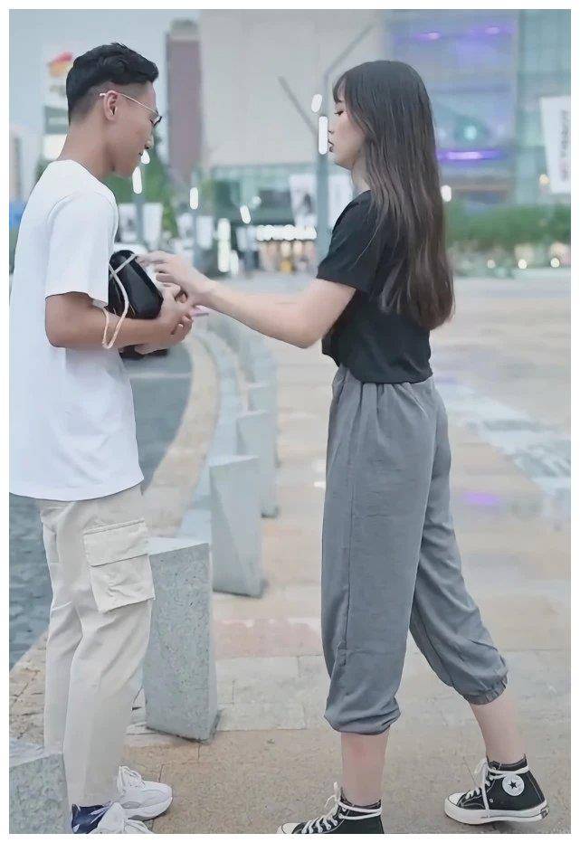 原创说八分裤显腿短我还不信直到看见小姐姐腿短一截不说还显胖
