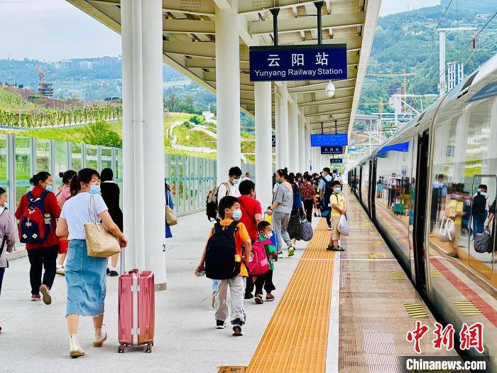 郑渝高铁“满月” ：助力沿线经贸、文旅发展