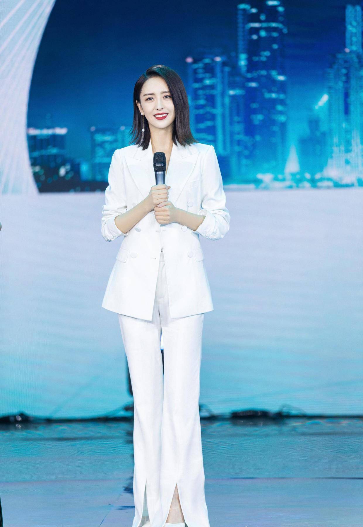 全智贤的气质不是吹的,波点西装搭配白衬衫干练利落,气场全开_黑色_好