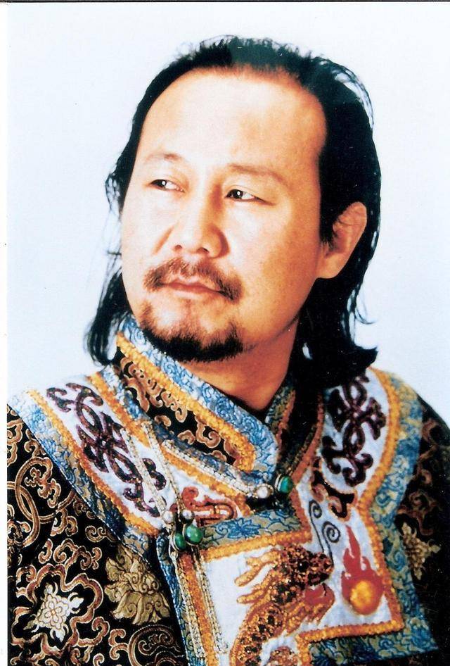 起人诸多的回忆，也总能让人们想到那个外形粗犷的蒙古汉子——腾格尔。