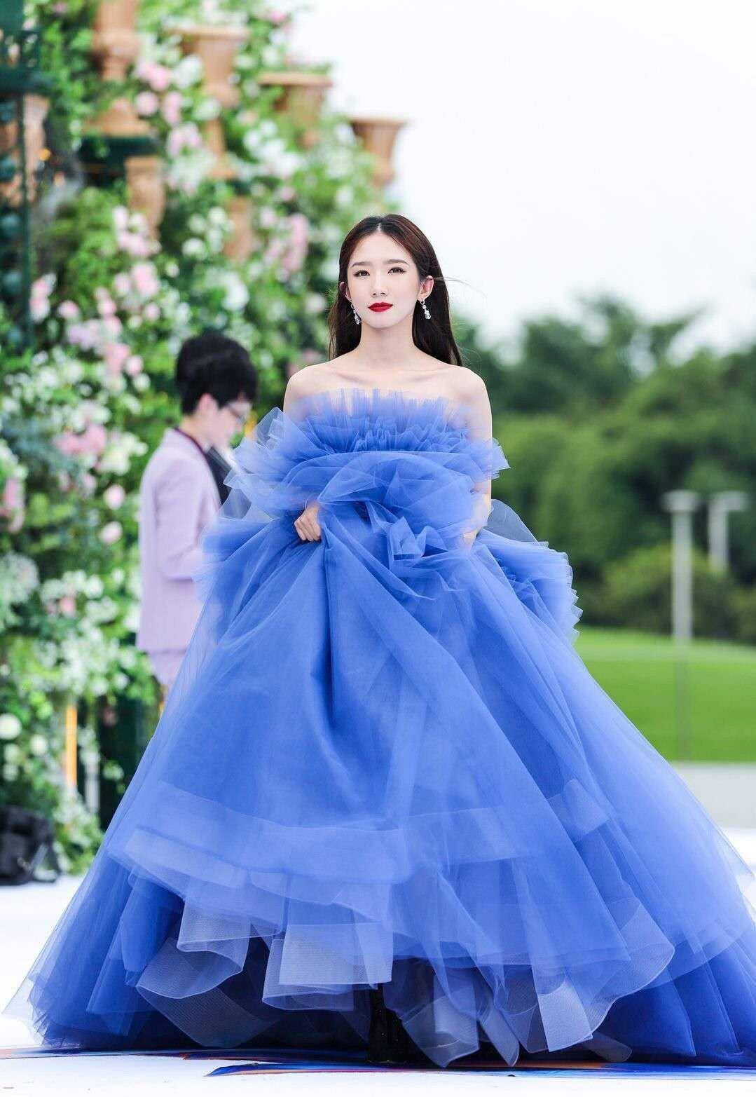 孟美岐的仙女路线,一袭天蓝色纱裙飘逸仙气,仿佛是古堡里的公主_岐岐