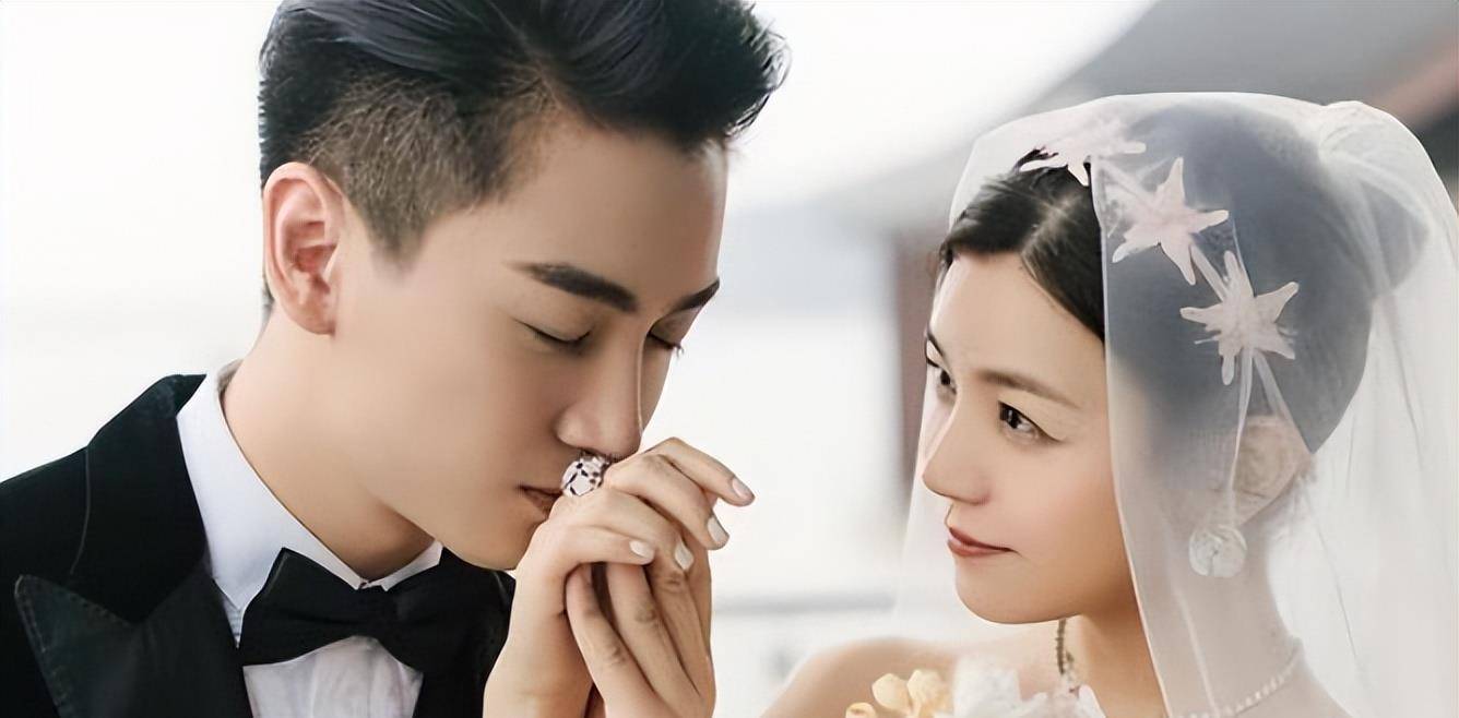 2016年,陈晓与陈妍希结婚,两人的婚纱吻顿时上了热搜,无数网友都在