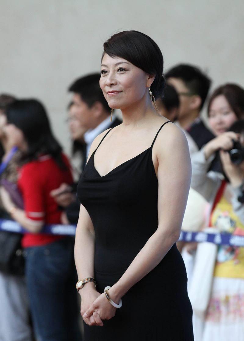 岳红气质放得开,一把岁数穿黑色吊带,可惜没逃过中年发福_时尚_身材