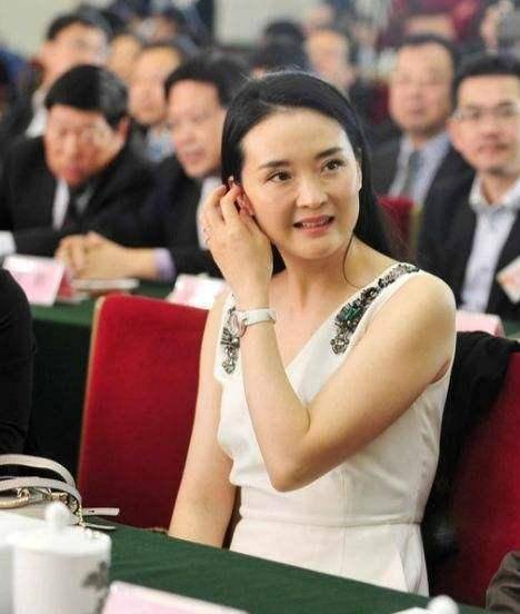 原创女神也会老王艳一袭蓝色露脐裙装身材姣好脸部肌肤却过于真实