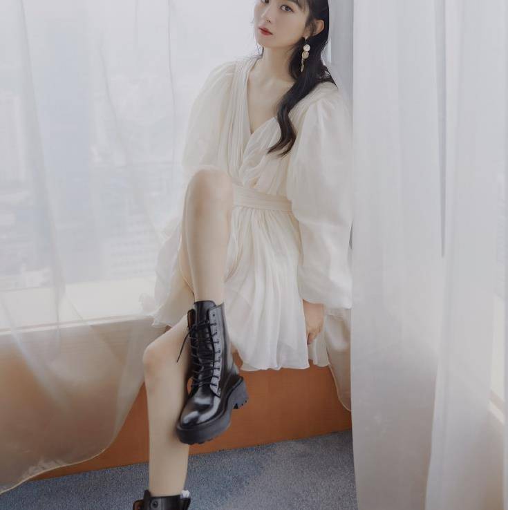 赵丽颖产后,穿衣服不断溜肩,恢复的超好_身材_感觉_造型