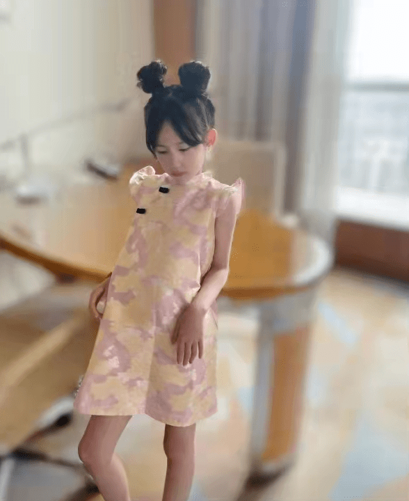 孙莉晒二女儿近照,9岁多妹涂大红唇穿旗袍