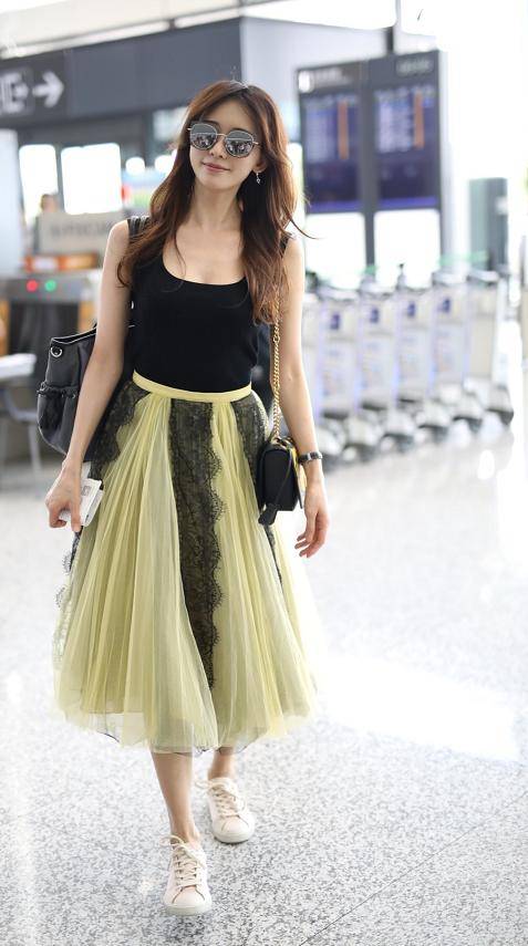 有一种时尚叫林志玲穿t恤配纱裙比例好这么搭也显身材