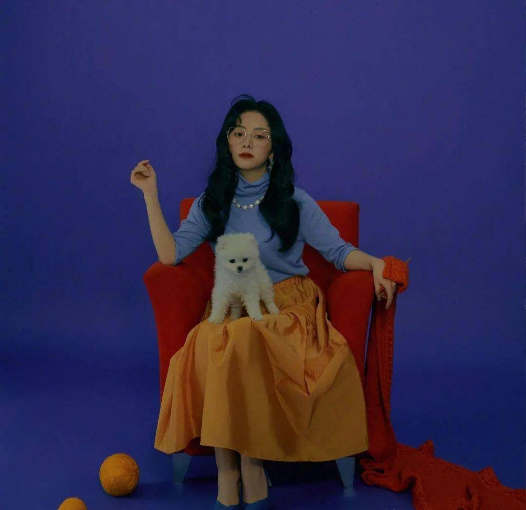 谭松韵的气质真减龄,蓝白的扎染碎花连衣裙,夏季的清新气质立显_蓝色