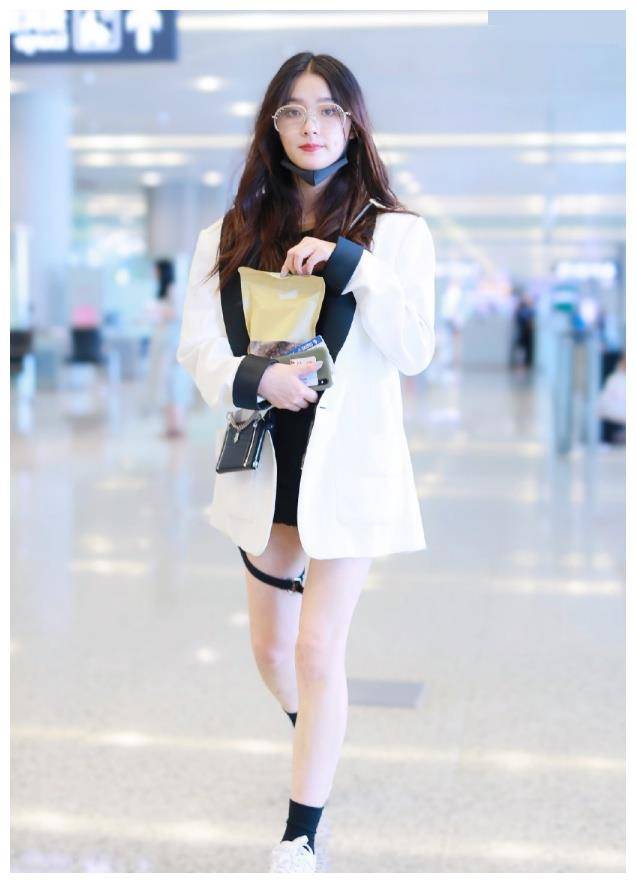 白鞋配黑袜大概是史上最显腿短的搭配:林允穿上,p过的腿仍短!_黑色_威