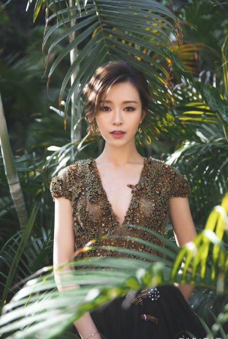 文咏珊终于高调一回,穿深v领薄纱连衣裙配盘发,携女神气质现身_身材