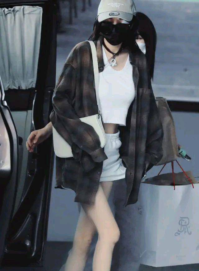 杨幂眼角受伤后现身穿白色背心短裤超时尚一双大长腿十分吸睛