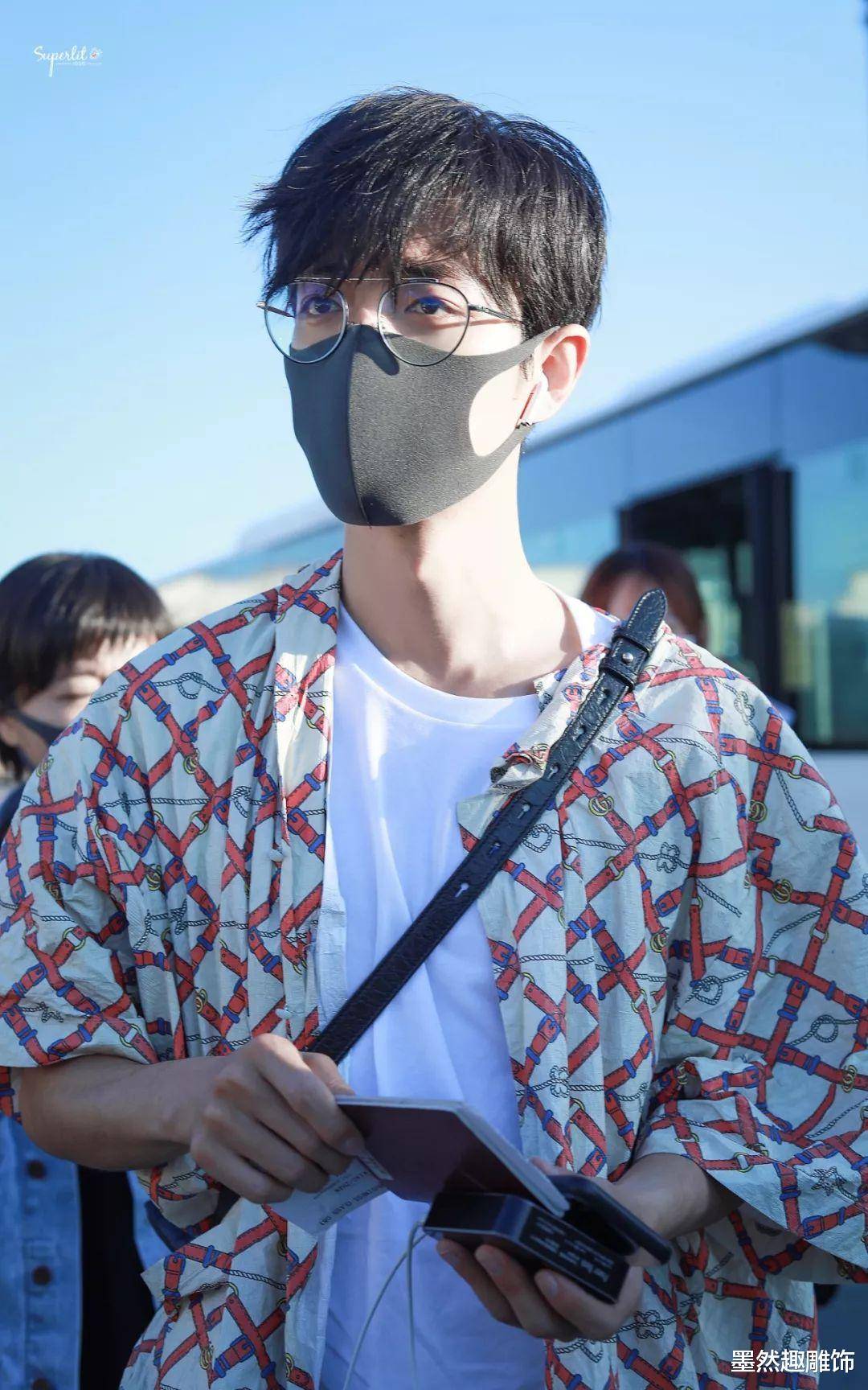 肖战背包照集锦:斗罗大陆中可爱,现实生活中年轻有活力像大学生_照片