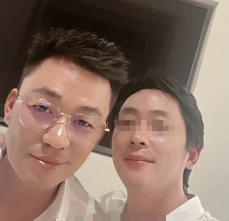 王宝强近照气质大变,穿衬衫戴眼镜皮肤水嫩反光