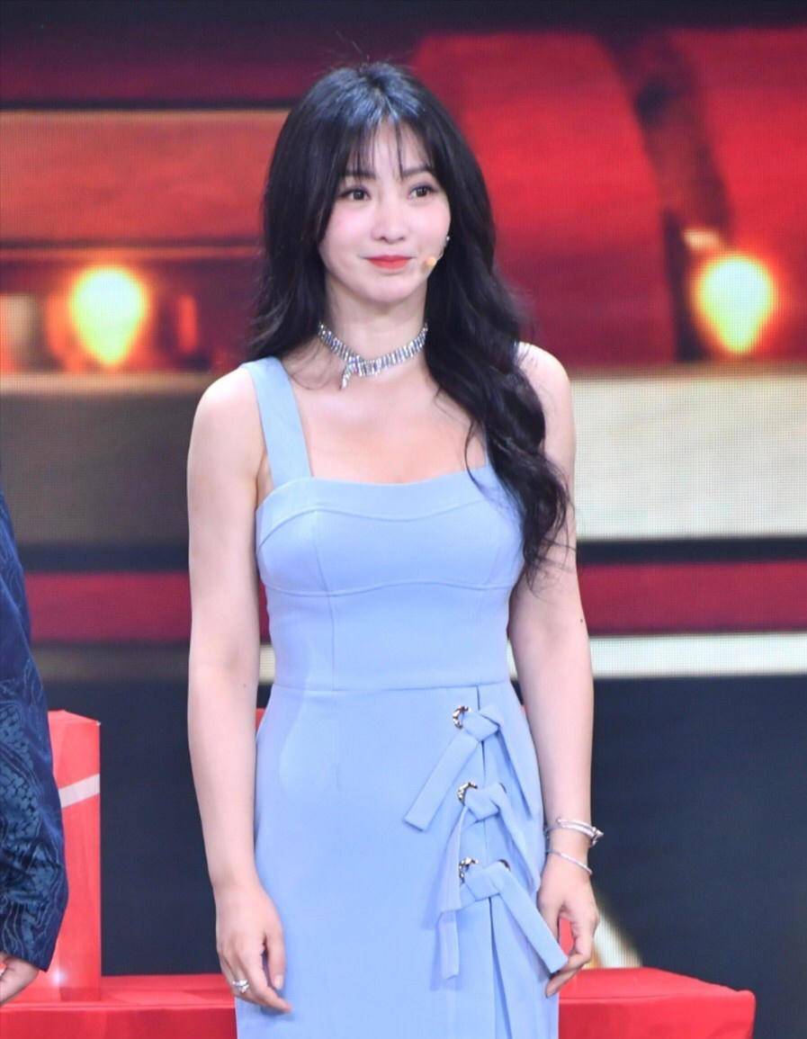 原创柳岩真不愧是气质女神大波浪卷发搭配吊带连衣裙气场全开