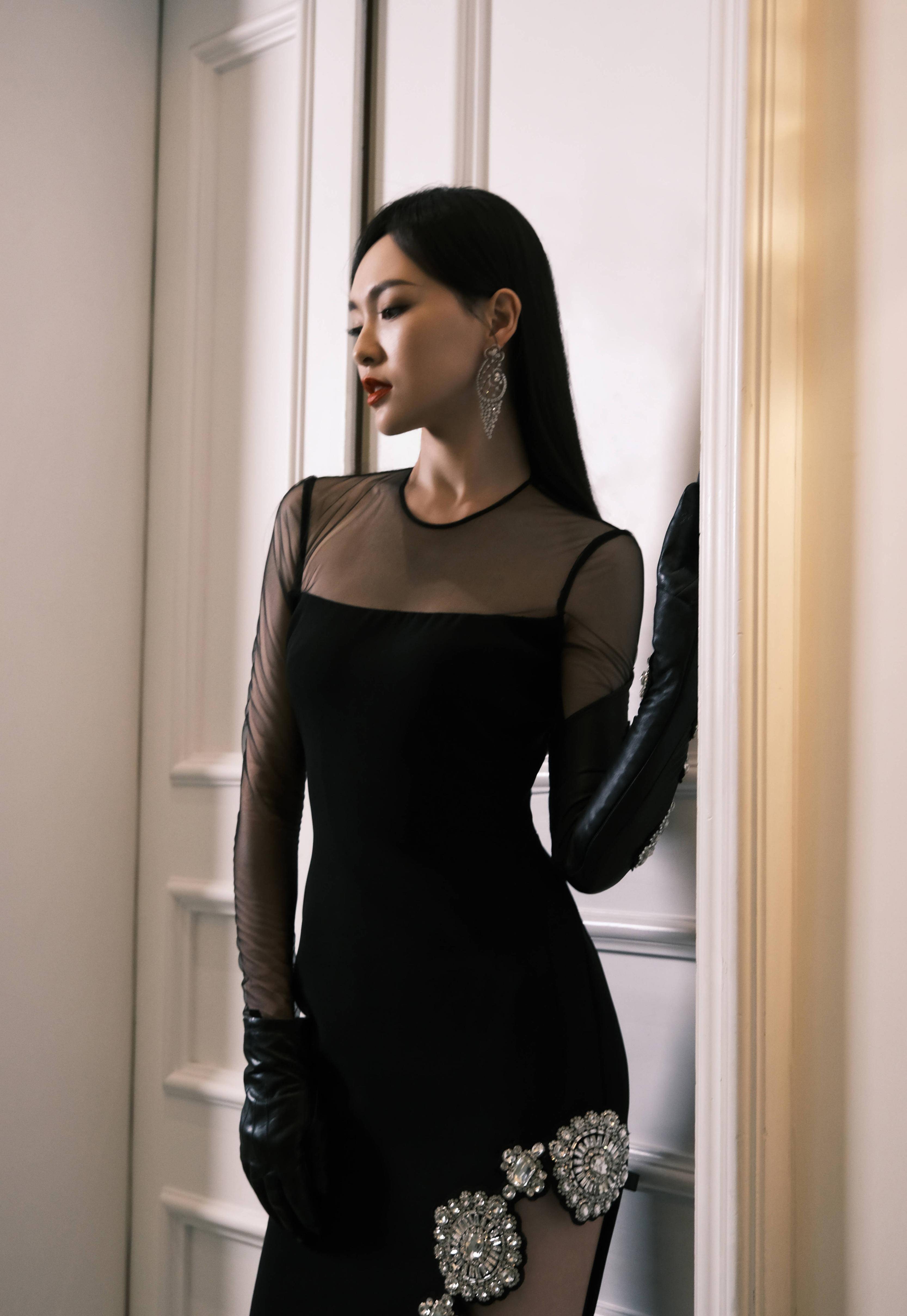 唐嫣甜美风造型太美了,一袭水墨天鹅公主裙,变身俏丽佳人_连衣裙_黑色