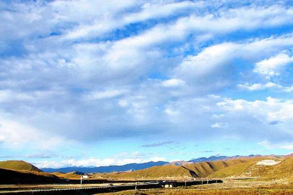 藏在四川的草原景观，川藏公路在此穿境而过，景色超美，就在康定