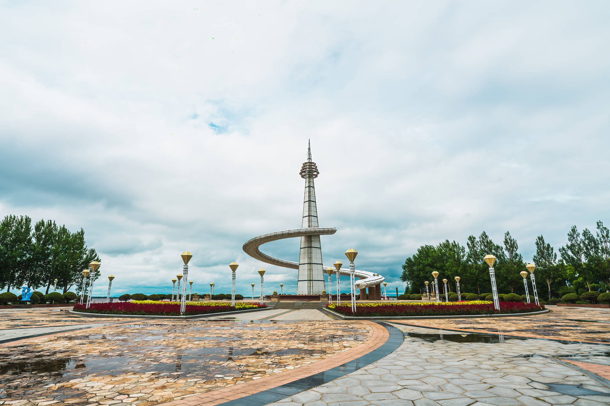 同江市最精彩的景点，一定是三江汇合之处，登上三江口观光酒店，我们可