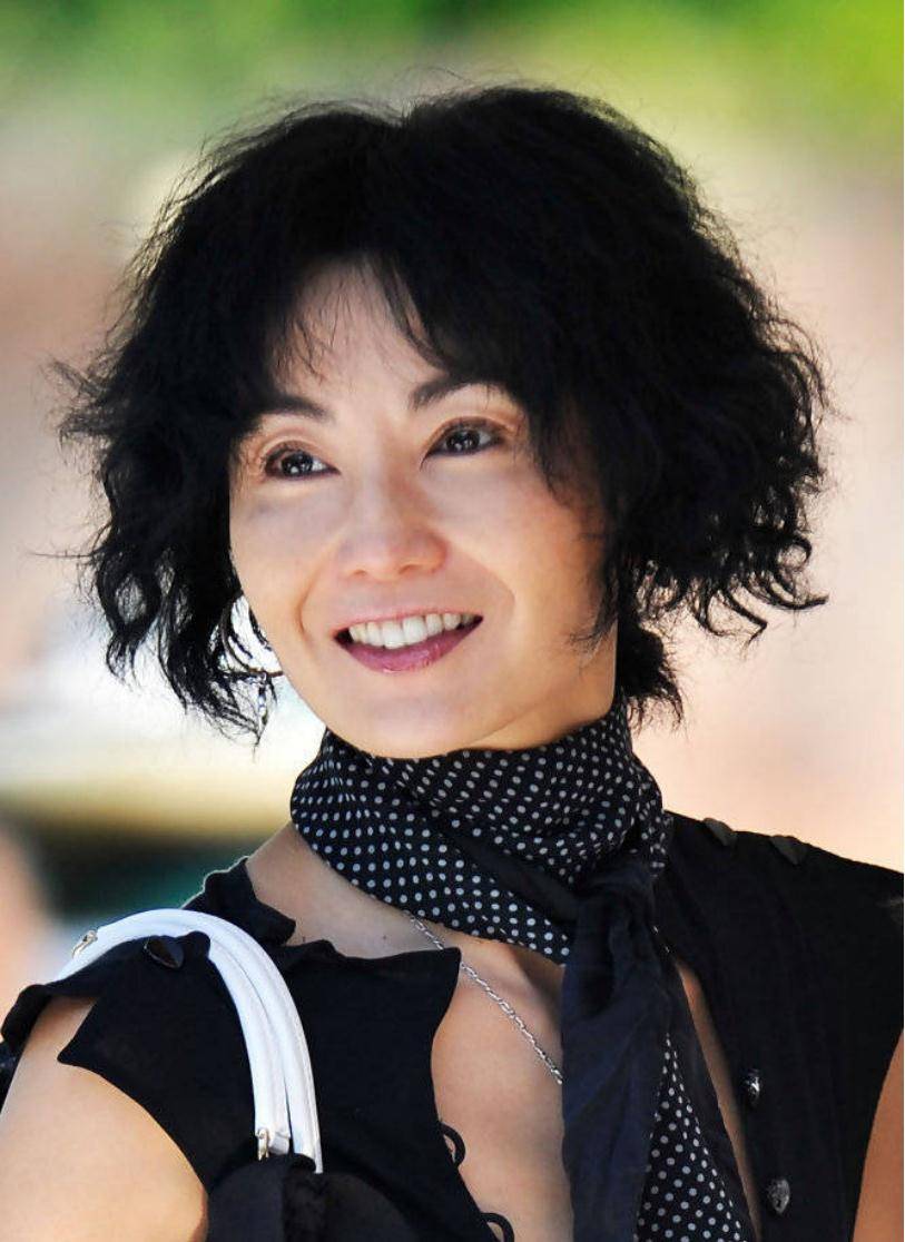 原创张曼玉瘦过头了穿黑色背心都撑不起来牛仔裤松松垮垮太拉气质