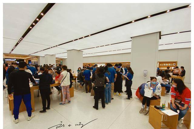原创             iPhone又黄了？专访上海的苹果专卖店，中国消费者排起长队