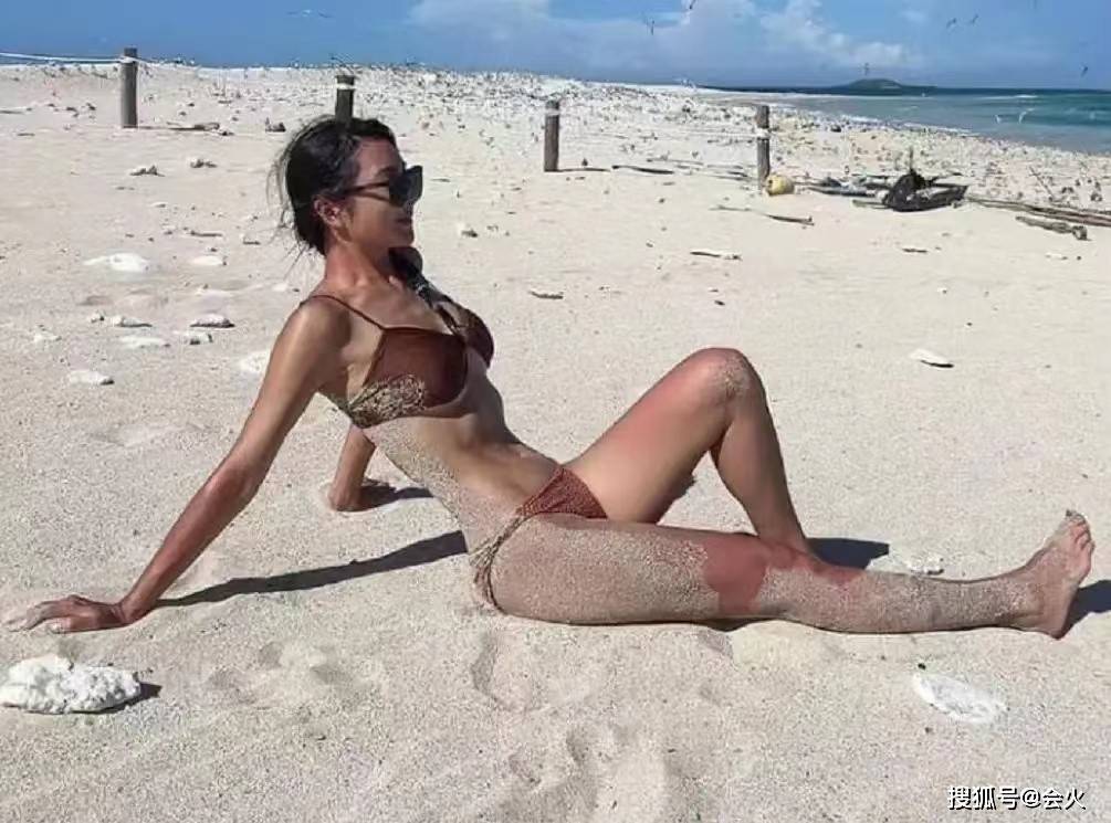 曹格老婆罕晒性感美照!一双美腿沾满沙子