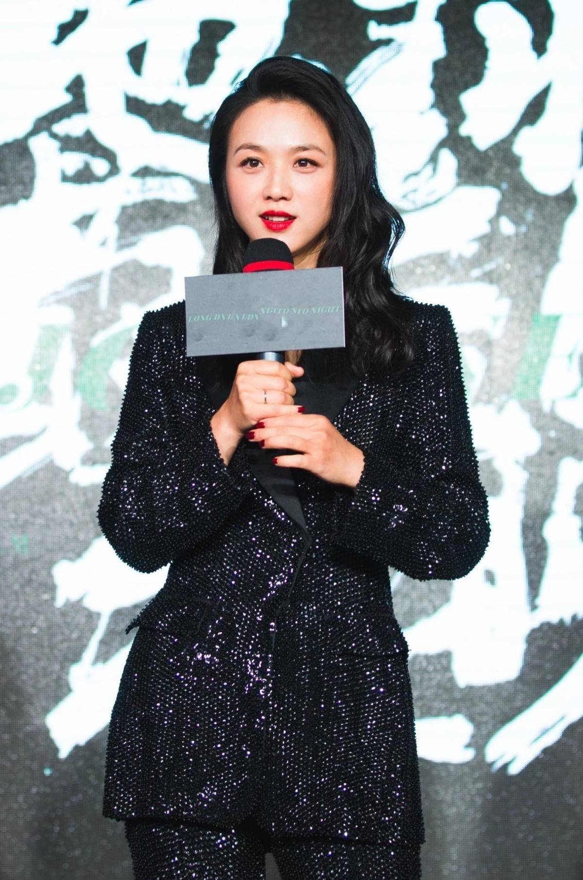 原创汤唯的气场太绝了一身黑色西装率性优雅红唇卷发好迷人