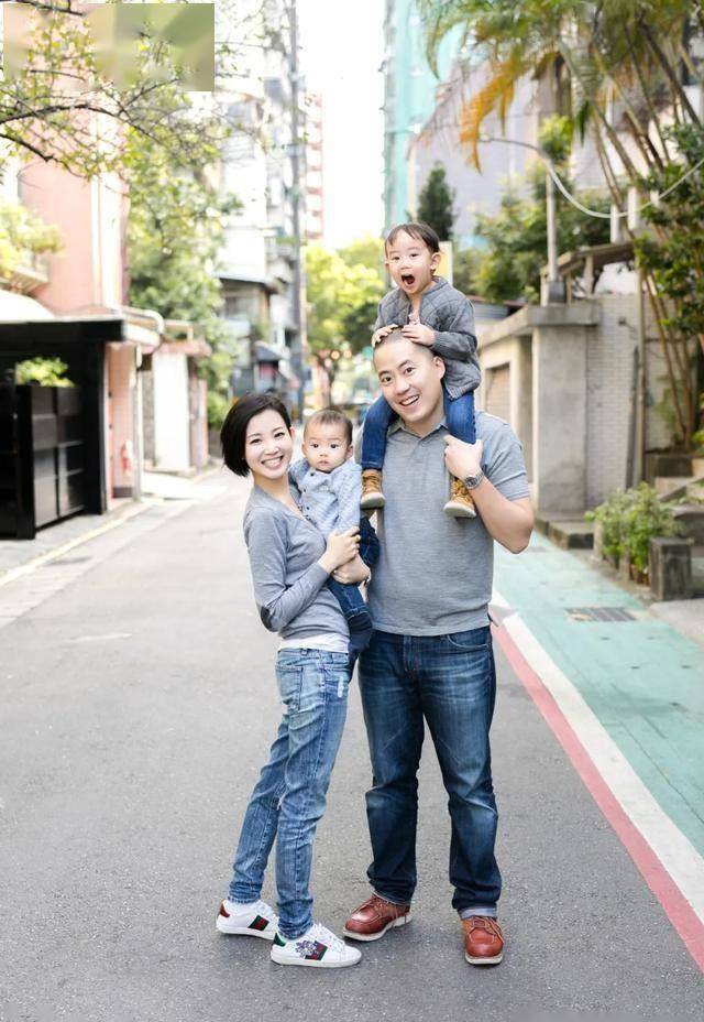 凤凰卫视美女主持人竹幼婷,还是那么漂亮!散发出独特的气质